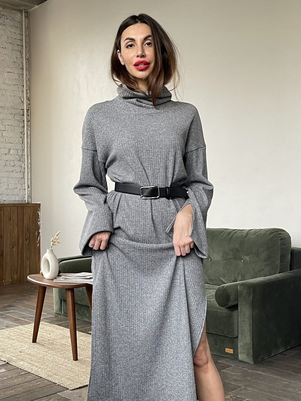 Уютное платье из плотного трикотажа с ангорой в благородном сером оттенке