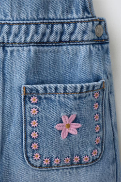 ZARA ДЖИНСОВЫЙ КОМБИНЕЗОН С ВЫШИВКОЙ, СИНИЙ