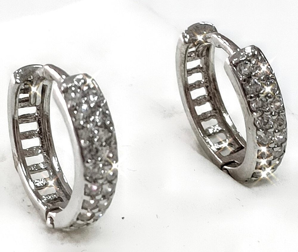 Ювелирные серьги из серебра с фианитами