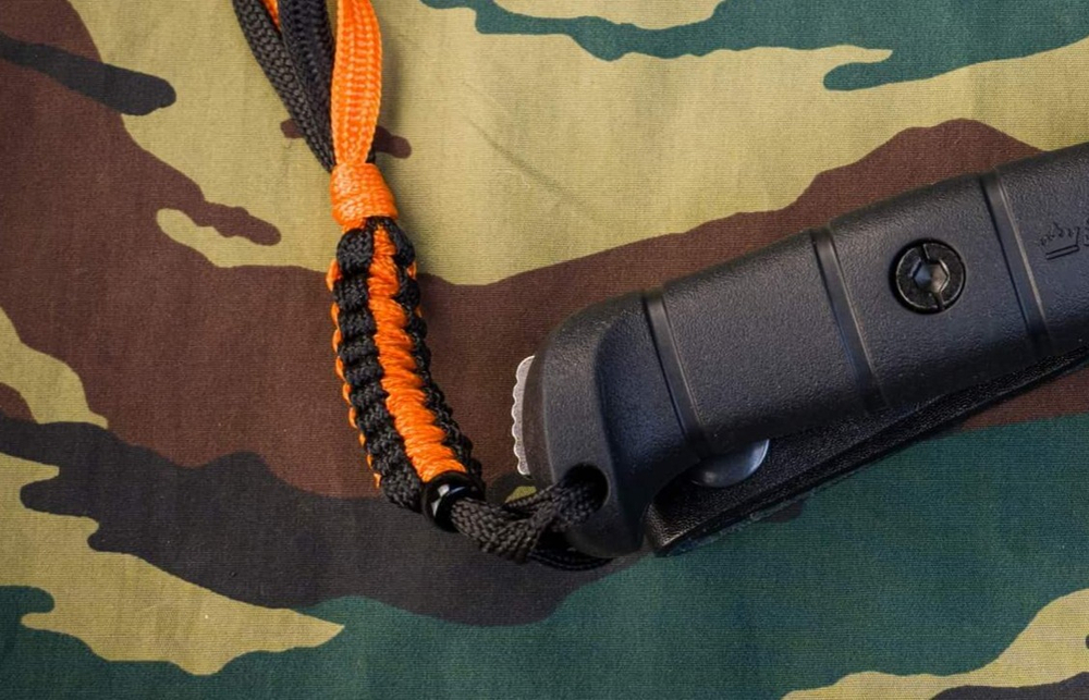 Черно-оранжевый плоский темляк