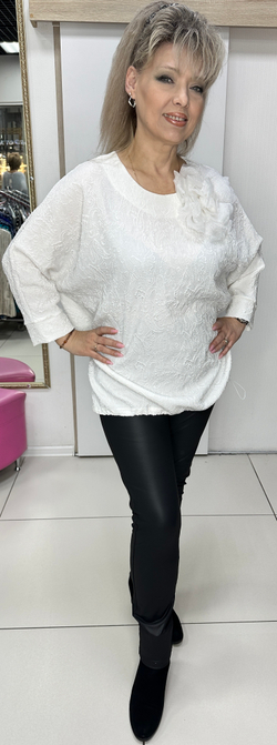 Белый туника-блузон со сьемной брошью