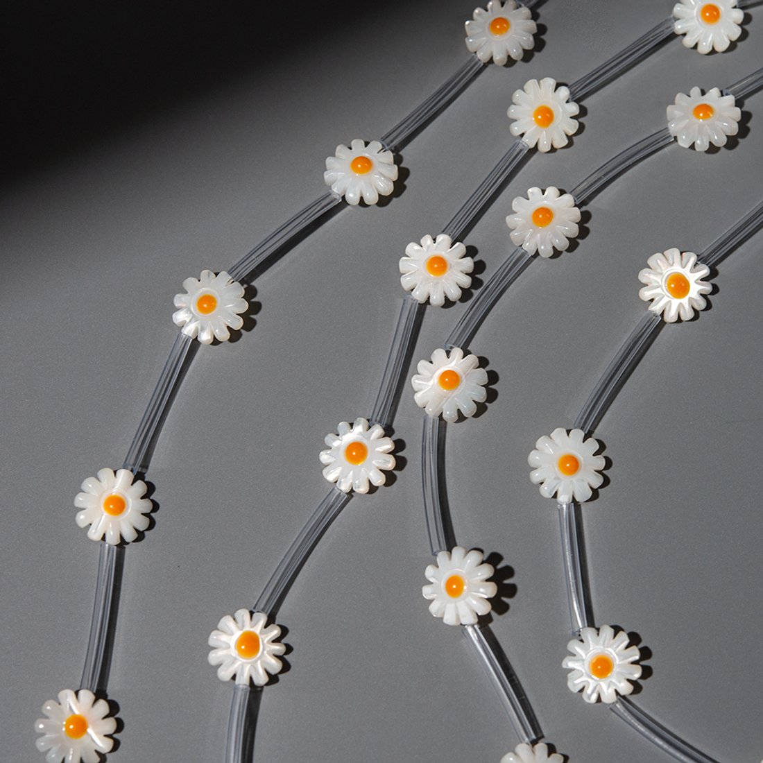 Ромашка из белого перламутра морских ракушек 10мм, сквозное отверстие