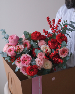 Корзина с ранункулюсами, пионовидными розами Ред и Пинк Монстр и иллексом