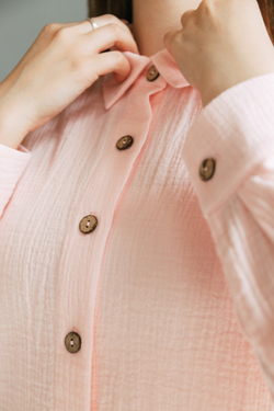 Женская муслиновая удлиненная рубашка розовая