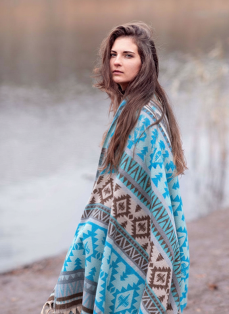 Теплый палантин с орнаментом