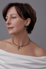 Серьги кресты из черных кристаллов, пусеты