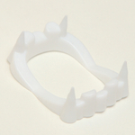 Карнавальный костюм «Кровожадный вампир»: плащ и зубы