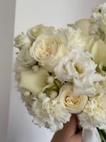 Свадебный букет из калл, диантусов, одноголовых роз,лизиантуса и маттиолы