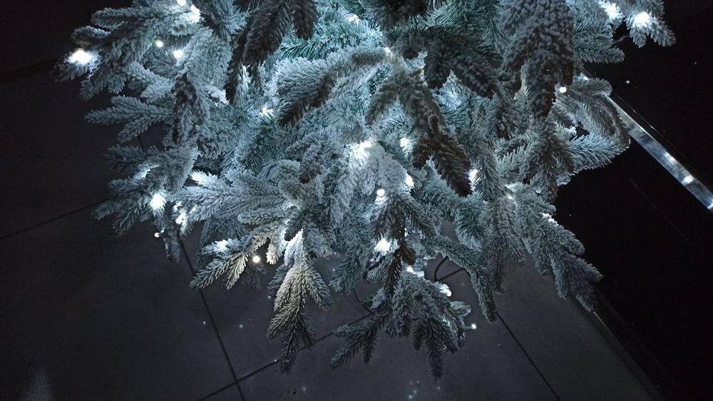 Заснеженная ель с гирляндой «Россо» холодный свет (Литая+пвх) 180 см / 1,8 м