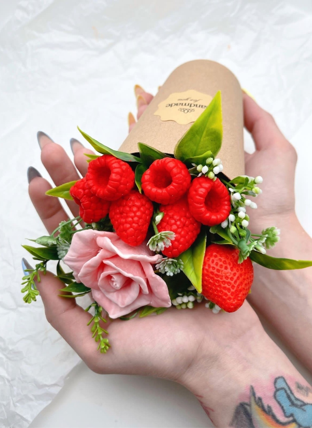 Букет из мыла в руках