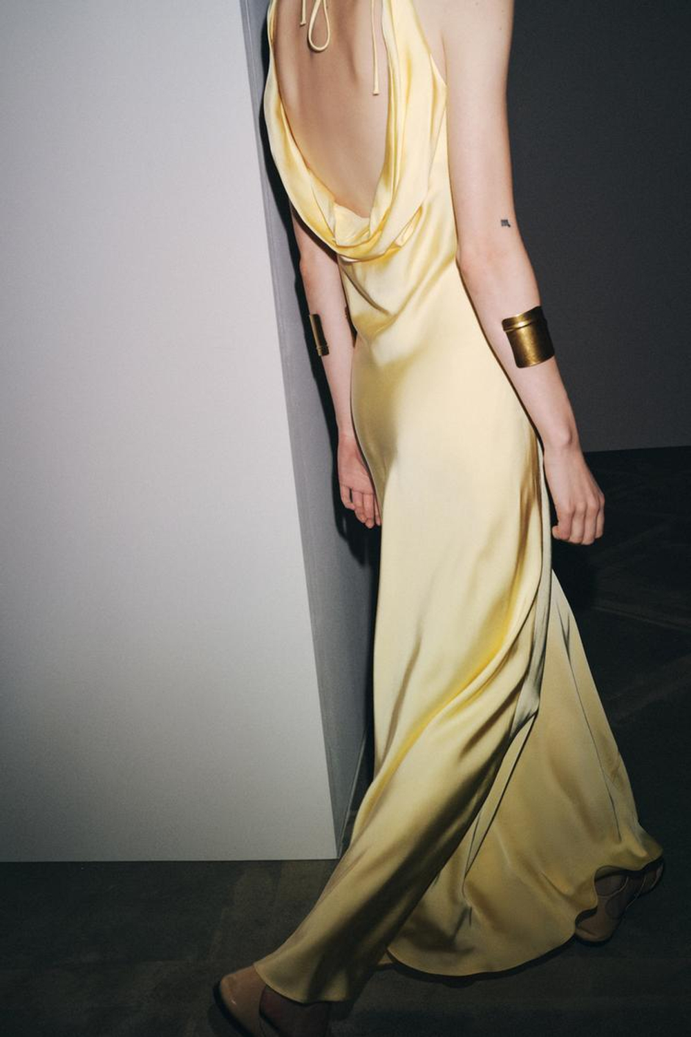 ZARA ДЛИННОЕ АТЛАСНОЕ ПЛАТЬЕ ИЗ КОЛЛЕКЦИИ ZW, ЖЕЛТЫЙ