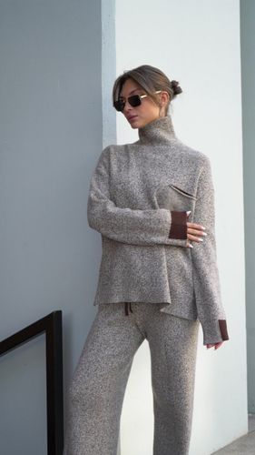 Женский трикотажный костюм коричневого цвета