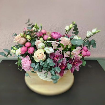 Авторская композиция в корзине