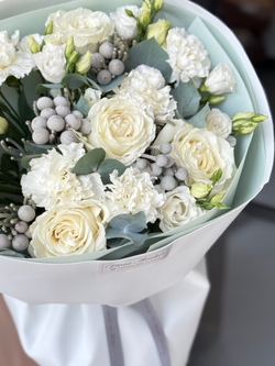 Элегантное сочетание белой гаммы сезонных цветов и зелени в утонченном букете от Флора Маркет