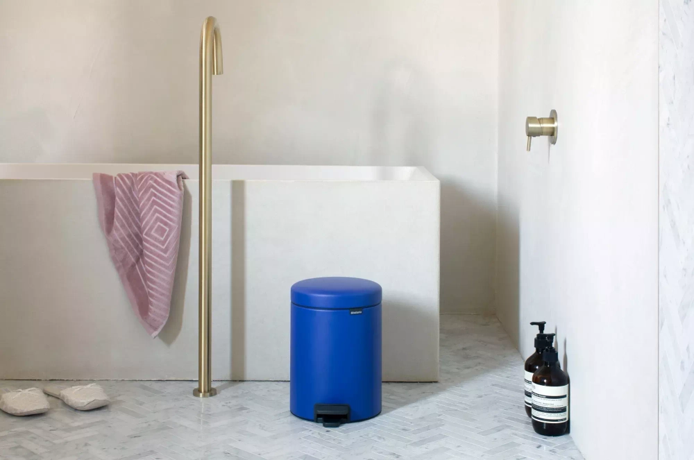 Brabantia - Корзина для мусора NewIcon синего цвета, 5л. / артикул   206849  / GTIN 8710755206849