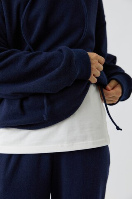 Свитшот с капюшоном темно-синего цвета