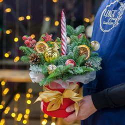 Новогодняя композиция со свечой в красной шляпной коробке