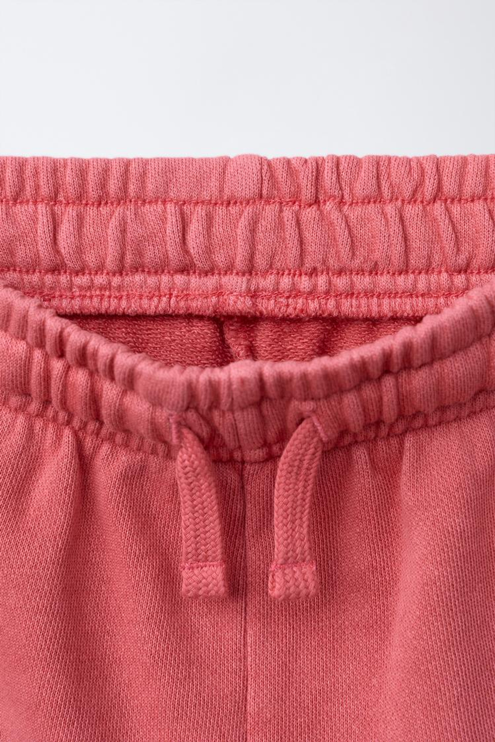 ZARA КОМПЛЕКТ ИЗ ФУТБОЛКИ И ШОРТОВ С НАДПИСЬЮ, КРАСНЫЙ