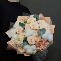 Авторский букет из кустовых роз с хлопком