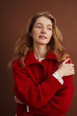 Кардиган на пуговицах с отложным воротником из мериноса красного цвета