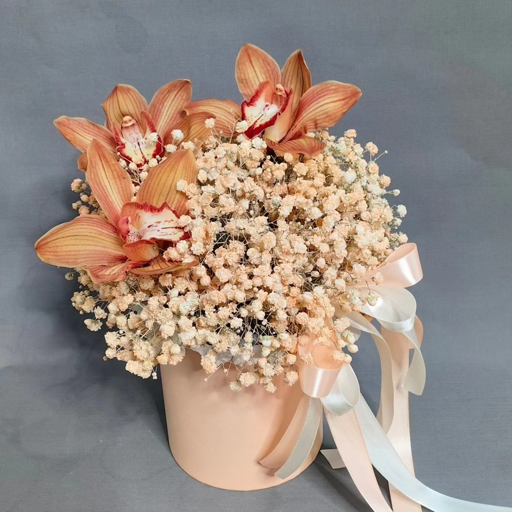 Композиция из гипсофилы с орхидеями