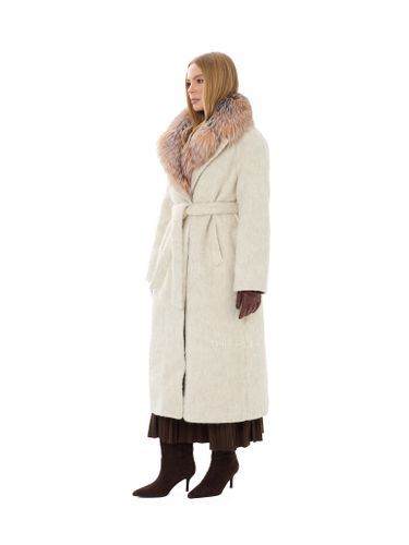 Утепленное молочное пальто с мехом лисы
