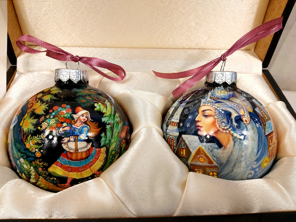 Набор новогодних шаров с полной росписью "Красная шапочка" и "Снежная королева"
