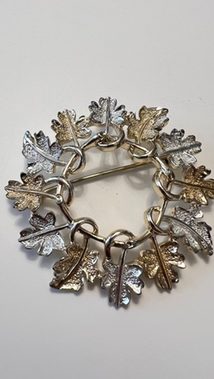 Брошь биколор листочки Sarah Coventry