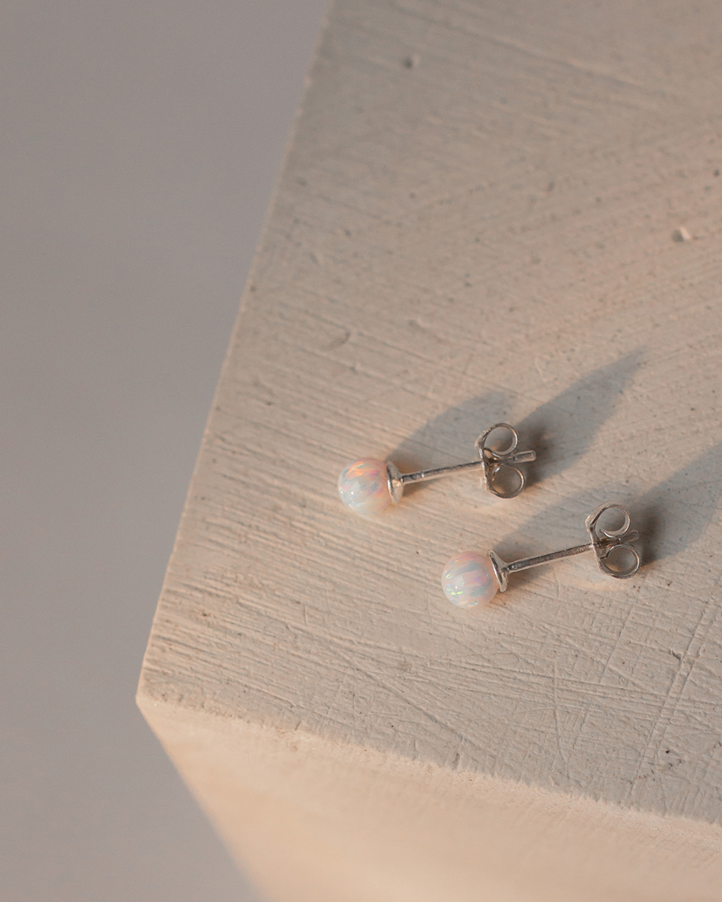 Пусеты с белым опалом