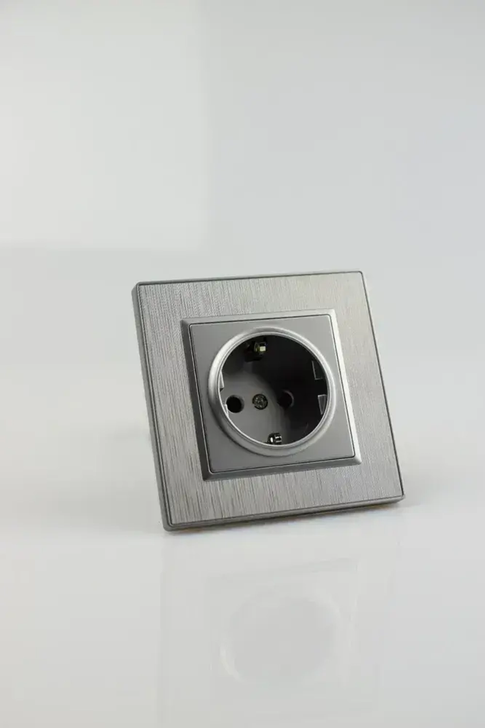Розетка серая одинарная пластик