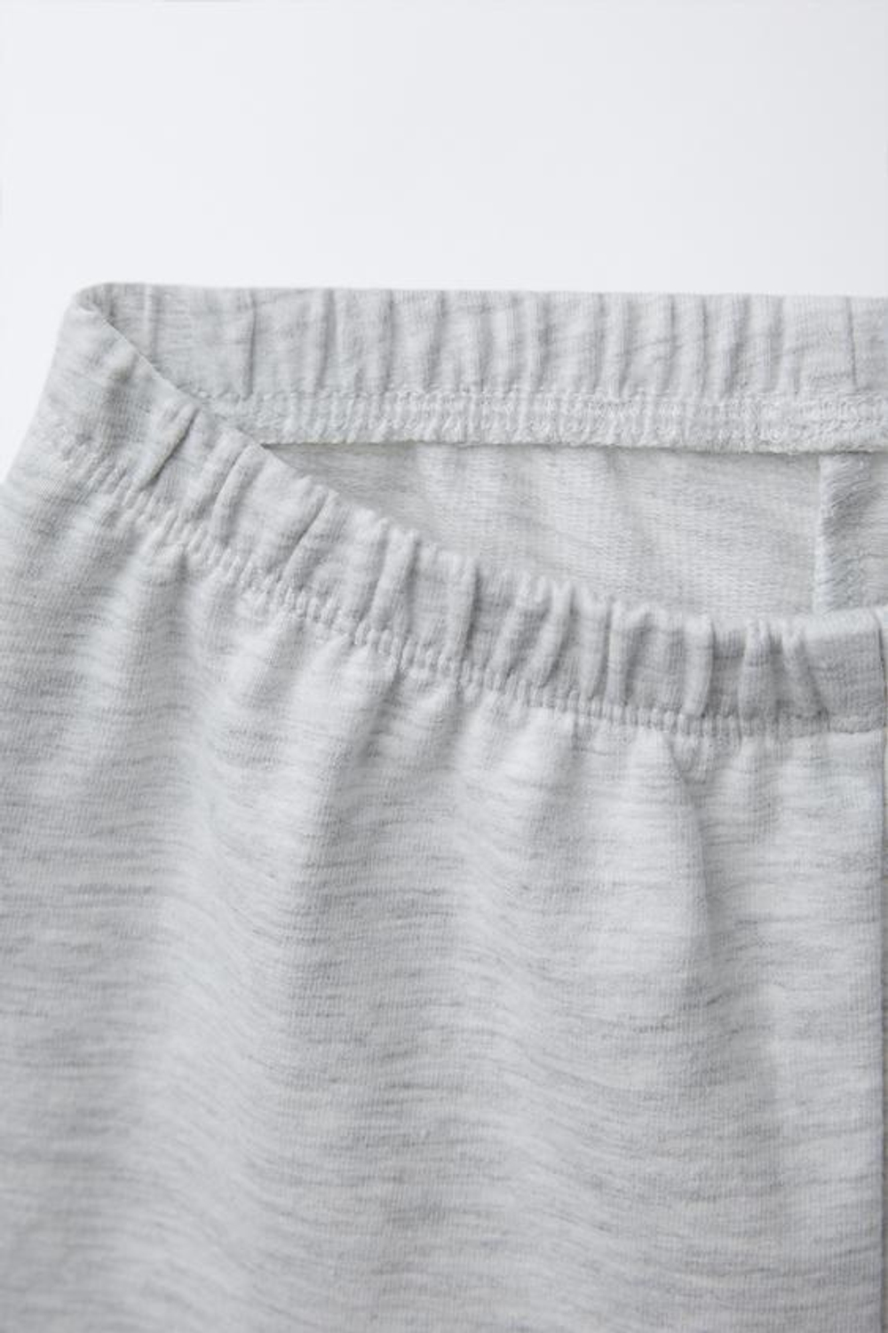 ZARA КОМПЛЕКТ: ТОЛСТОВКА И БЕРМУДЫ С ТЕКСТОМ, СЕРЫЙ С МЕЛАНЖЕВЫМ ЭФФЕКТОМ