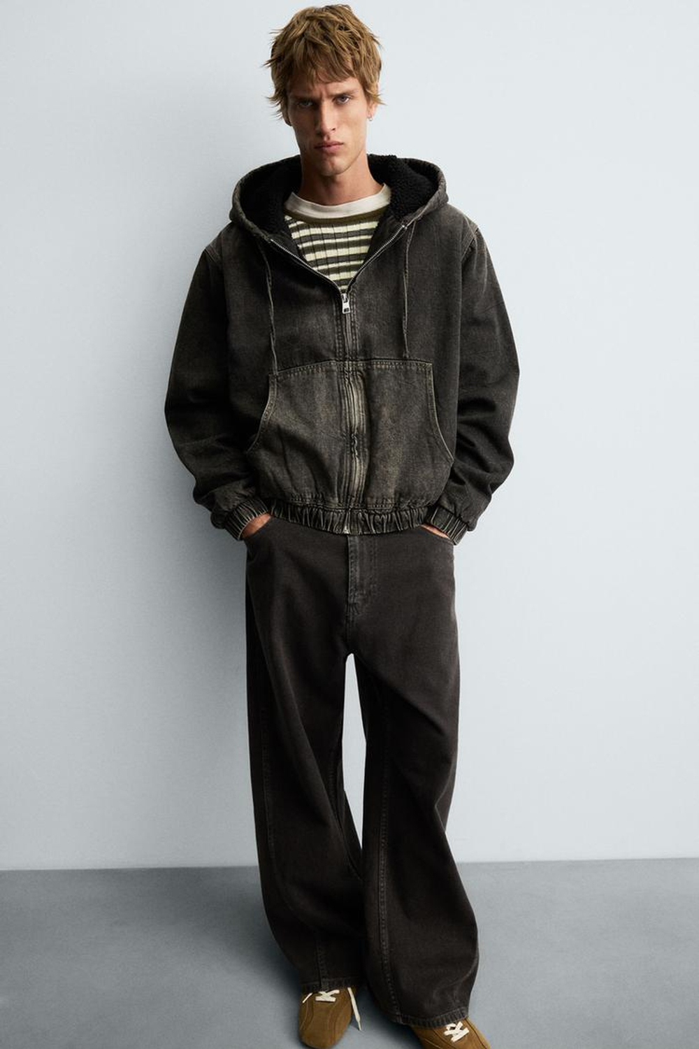 ZARA ДЖИНСОВАЯ КУРТКА С КАПЮШОНОМ И ОТДЕЛКОЙ ИЗ ИСКУССТВЕННОЙ ОВЧИНЫ, СЕРЫЙ