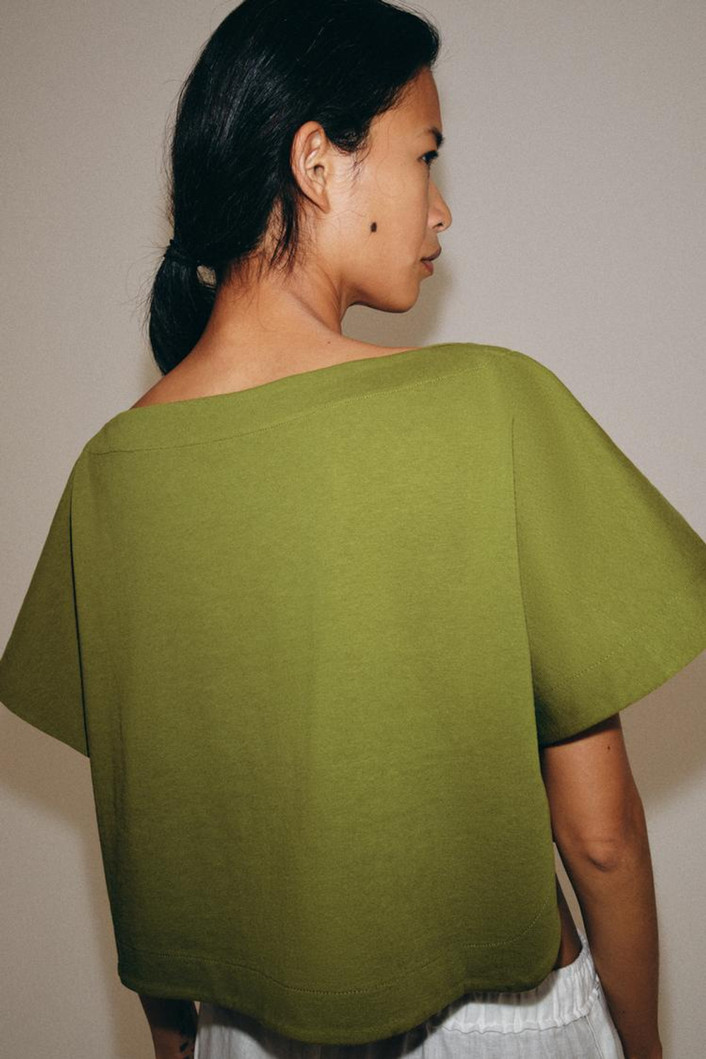 ZARA КРОП-ТОП С ЭФФЕКТОМ НАКИДКИ, ОЛИВКОВЫЙ