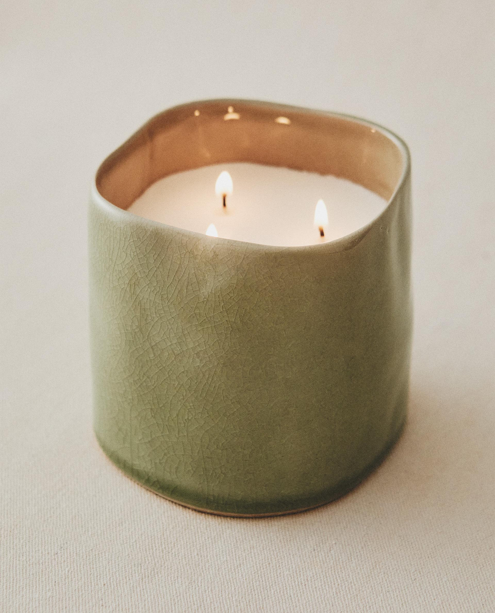 Zara Home Свеча ароматическая Musky Petals 150 г, растительный воск, аромат цветочный древесный, Розовый
