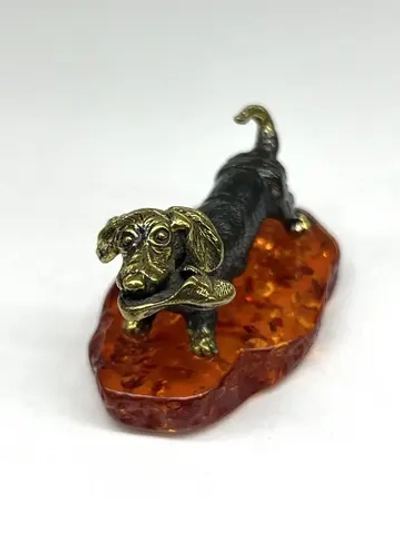 Бронзовая статуэтка на янтаре