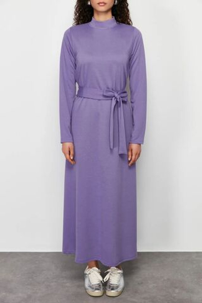 Сиреневое трикотажное платье с воротником-стойкой и поясом TCTSS24EB00122