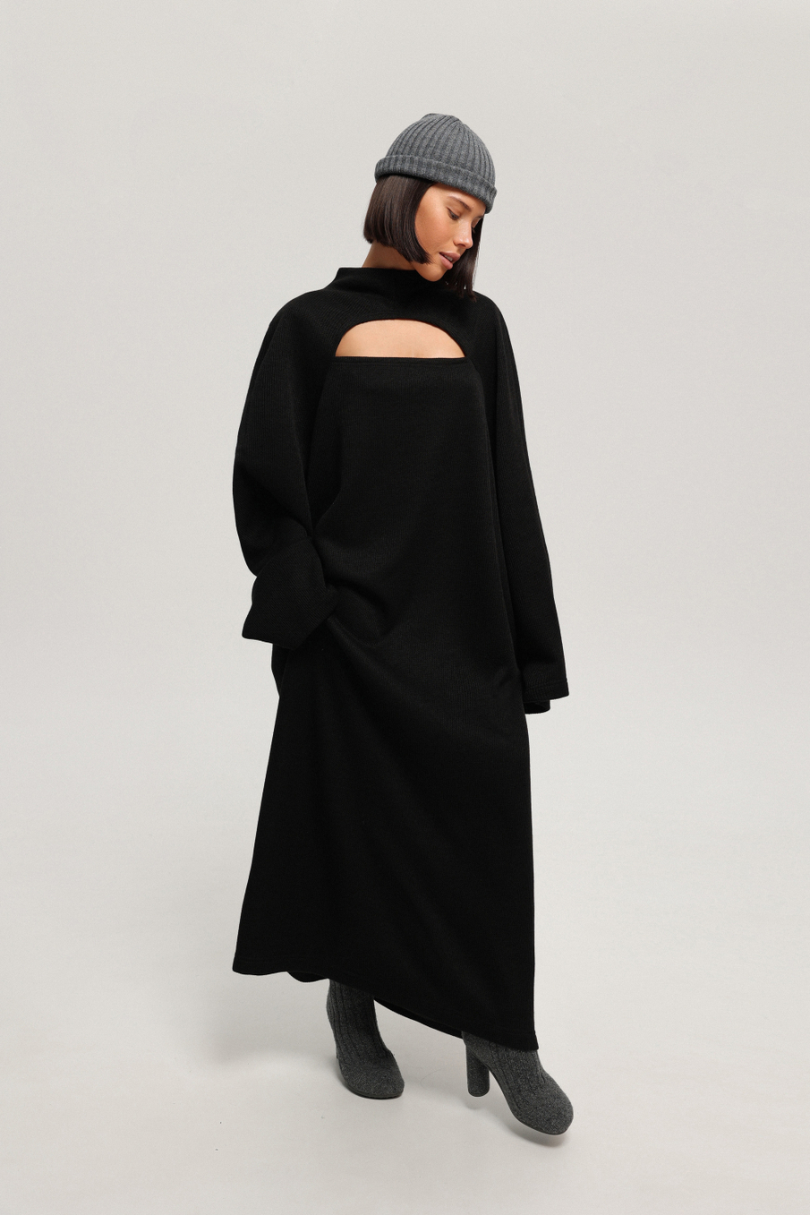 Платье с вырезом на груди макси