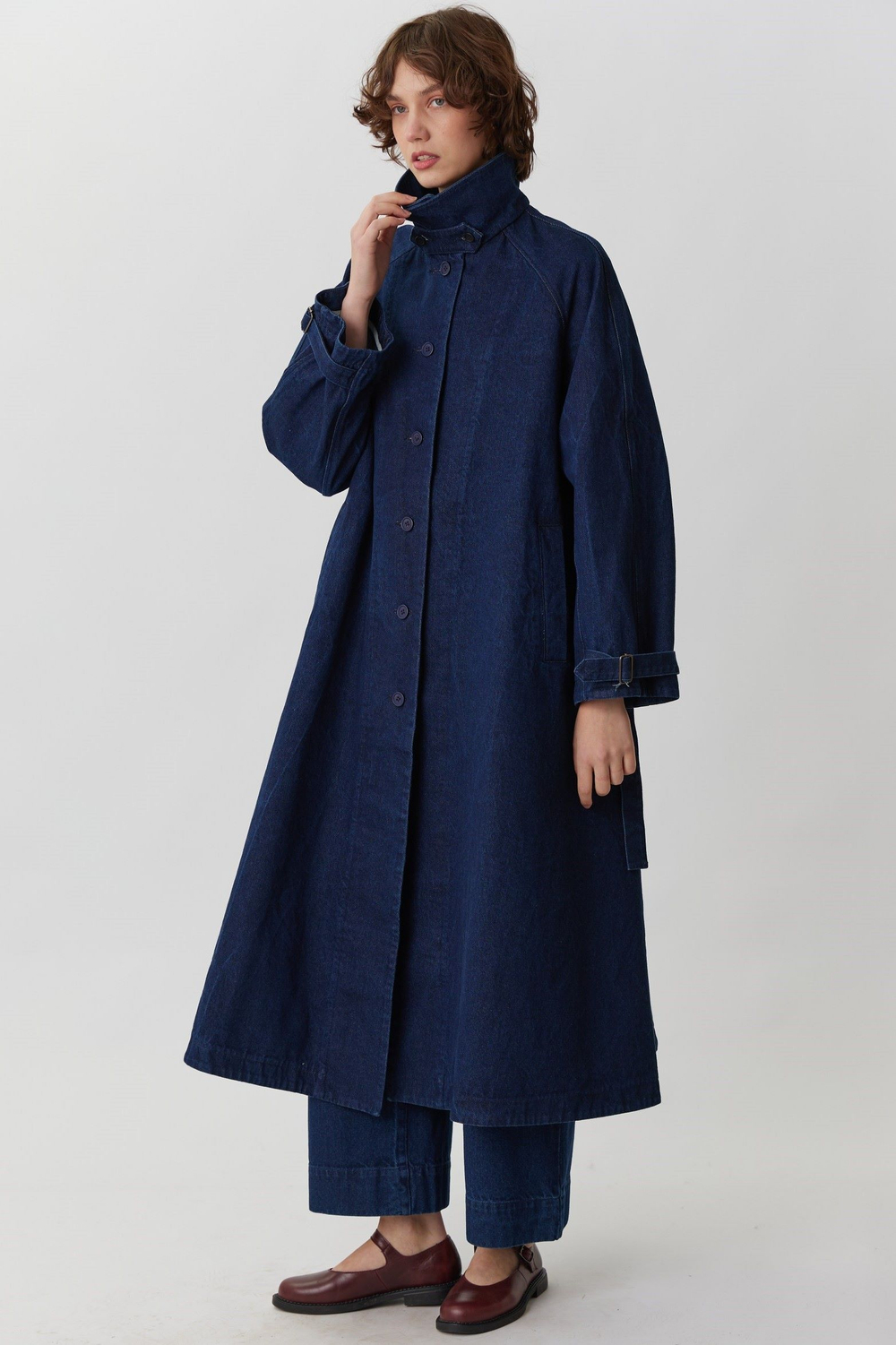 Объемный плащ из синей вареной джинсы