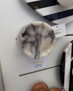 Настенное бра из натурального мрамора, представлено в двух размерах.