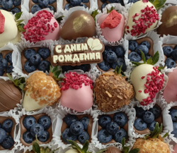 Клубника в шоколаде и шоколадные тарталетки из голубики