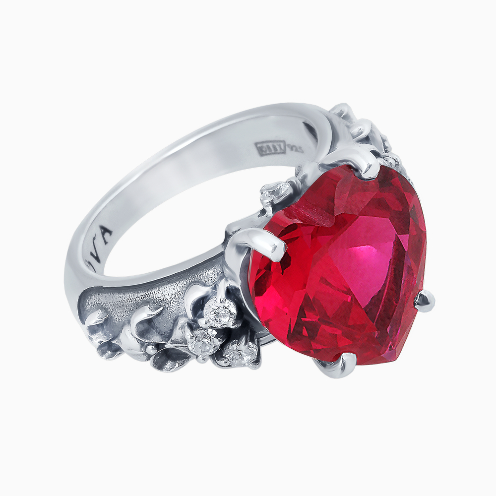 Серебряное кольцо с красным рубином - корундом