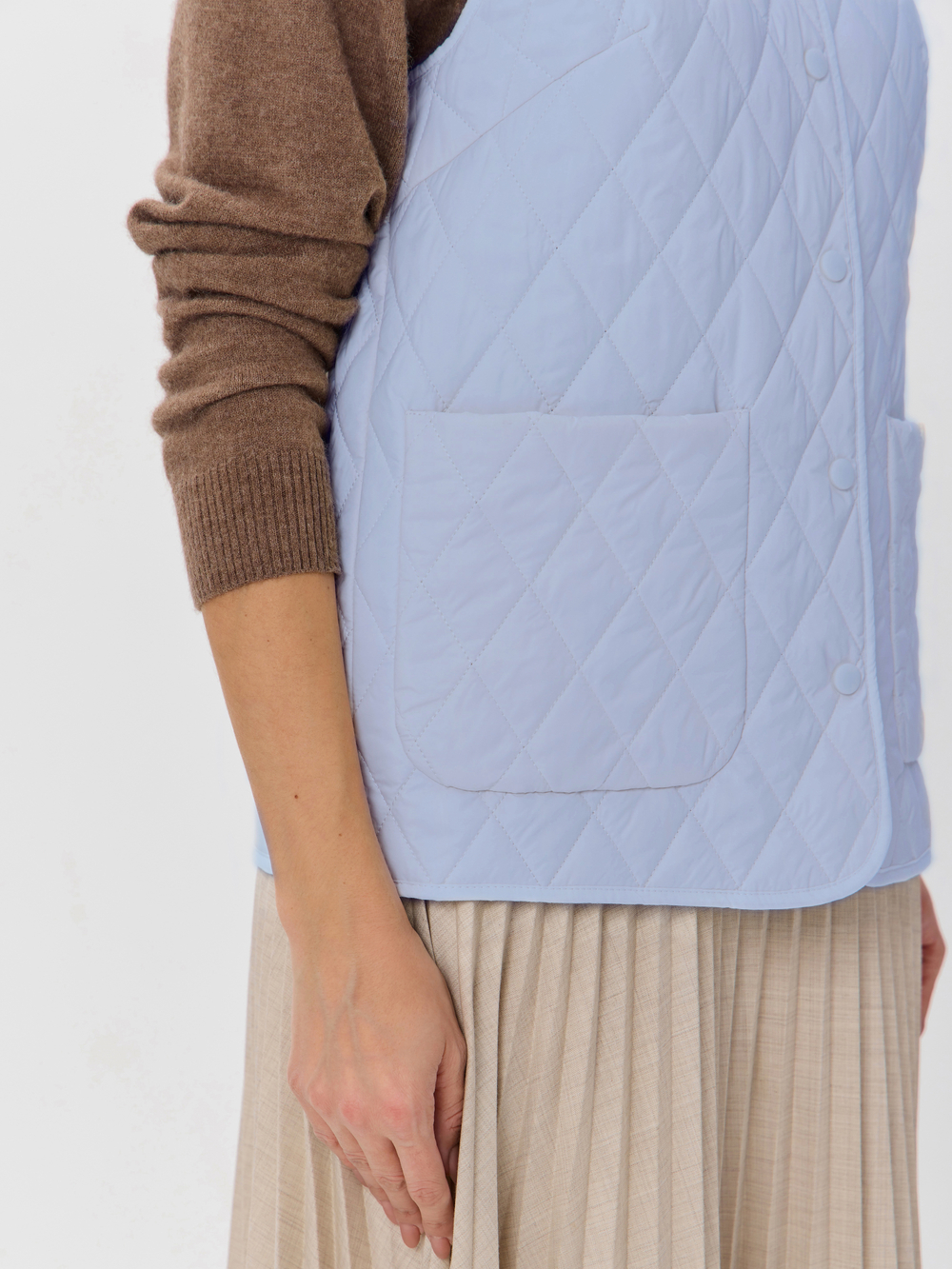 Легкий стеганый жилет с накладными карманами