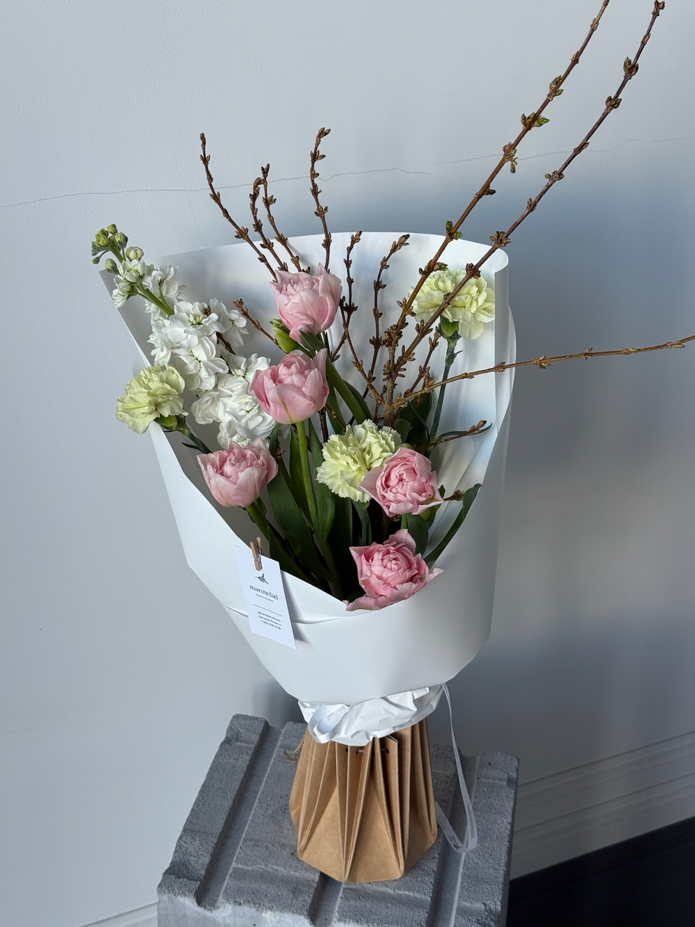 Букет из маттиолы, форзиции, диантусов и тюльпанов