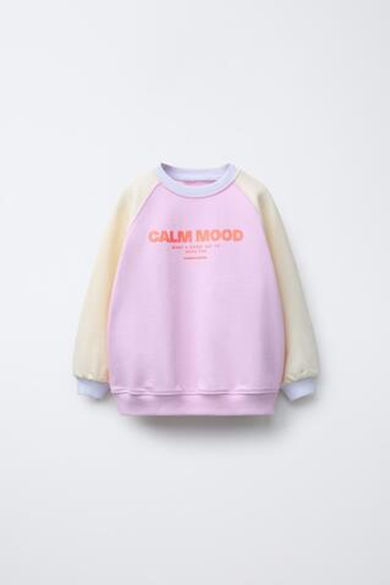 ZARA ТОЛСТОВКА С НЕОНОВОЙ НАДПИСЬЮ, ЦВЕТ МАЛЬВЫ