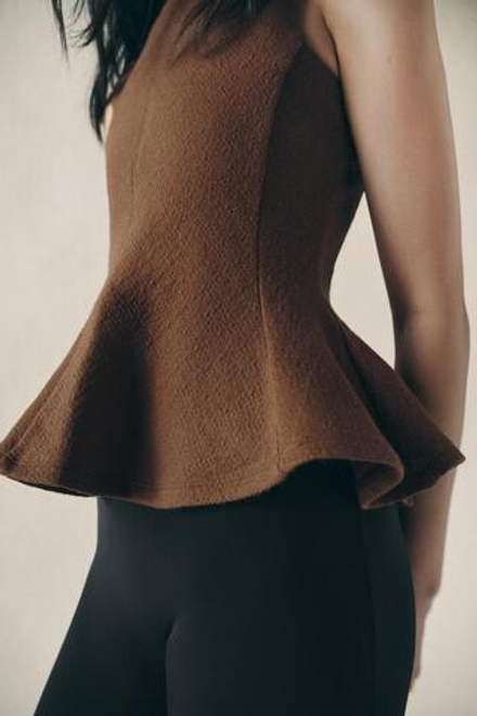 ZARA ТОП ИЗ РЕЛЬЕФНОЙ ТКАНИ С БАСКОЙ, КОРИЧНЕВЫЙ