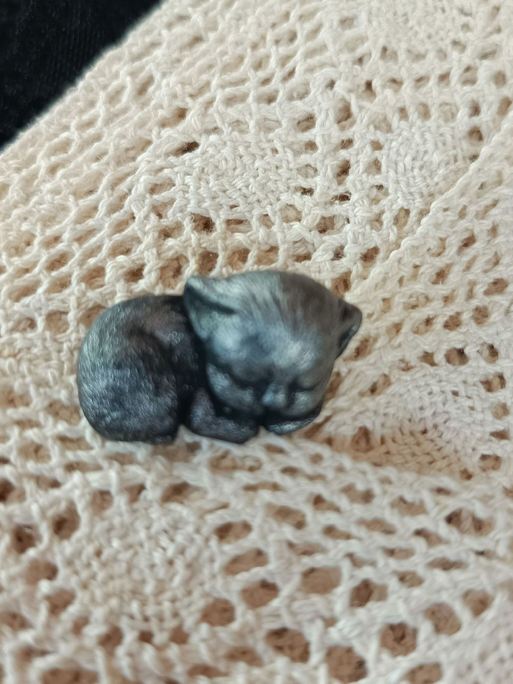 Брошь Спящий котенок черный авторская из полимерной глины ручной работы