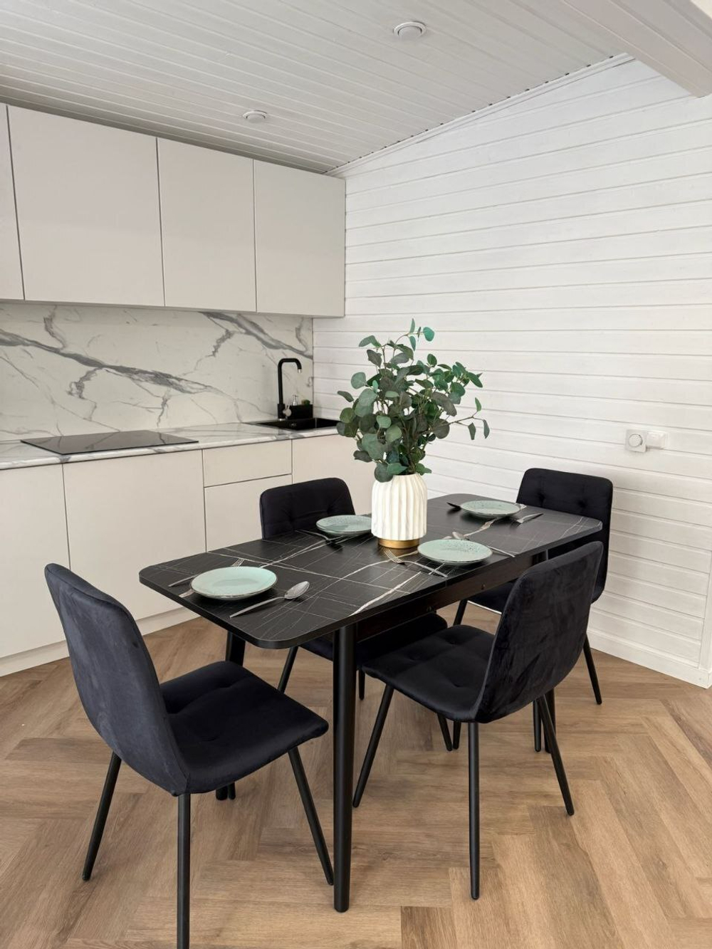 Кухонный раздвижной стол "Черный тунис" и 4 стула Дублин