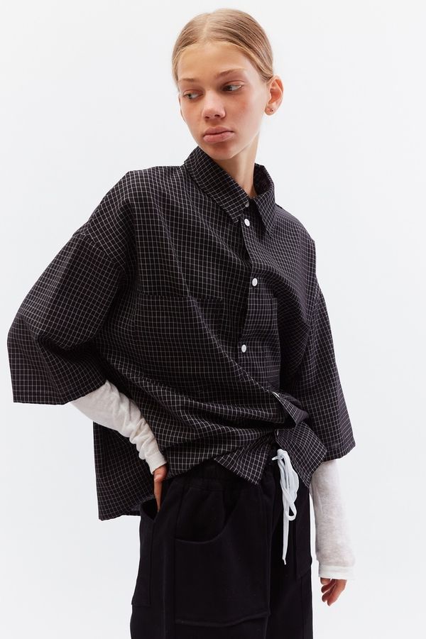 Рубашка укороченная оверсайз черная - фото 3