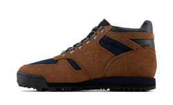 alt="New Balance Rainier True Brown URAINECA гикерские ботинки коричневого цвета вид сбоку на белом фоне"