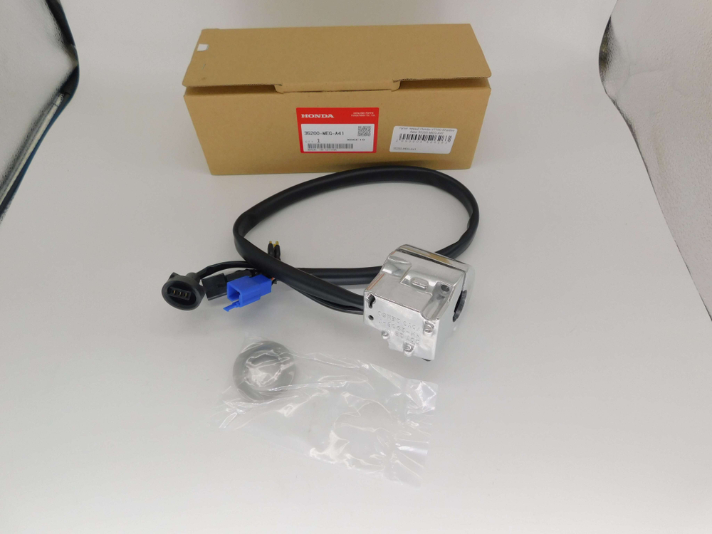 пульт левый Honda VT750 Shadow Aero 35200-MEG-A41